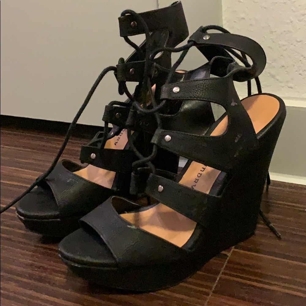 Black wedges